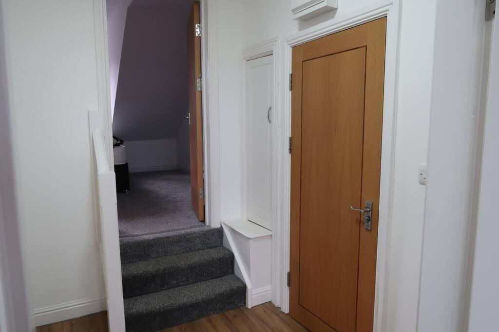 Two-Bedroom Apartment With Scenic Balcony View Шипли Экстерьер фото