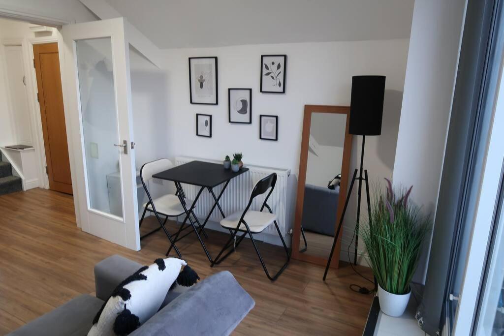 Two-Bedroom Apartment With Scenic Balcony View Шипли Экстерьер фото