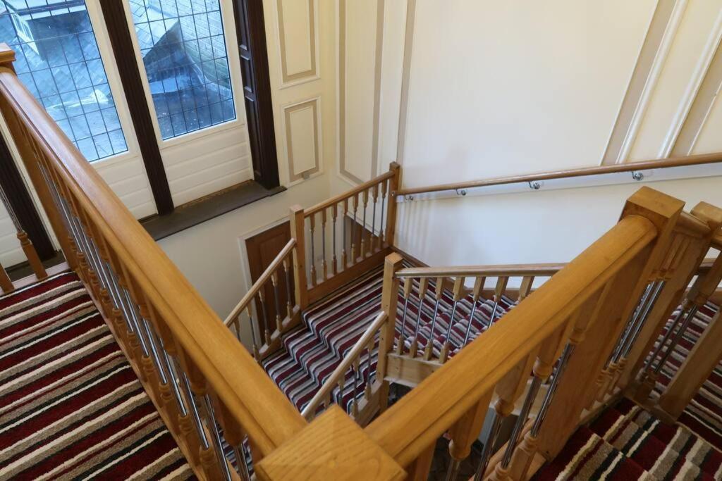 Two-Bedroom Apartment With Scenic Balcony View Шипли Экстерьер фото