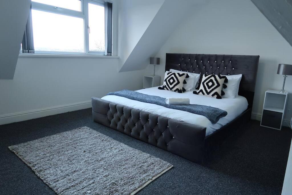 Two-Bedroom Apartment With Scenic Balcony View Шипли Экстерьер фото